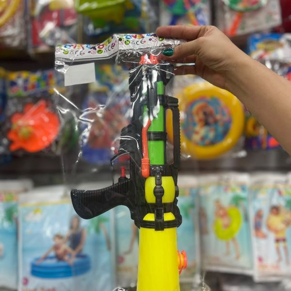Pistola de agua con tanque