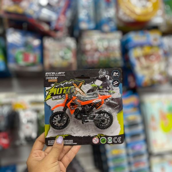 Moto de motocross a escala naranja