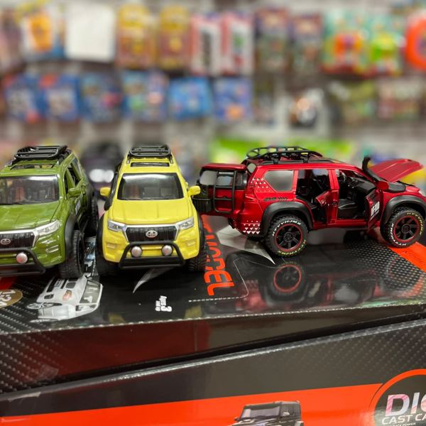 Set de 3 camionetas metálicas a escala verde, amarilla y roja