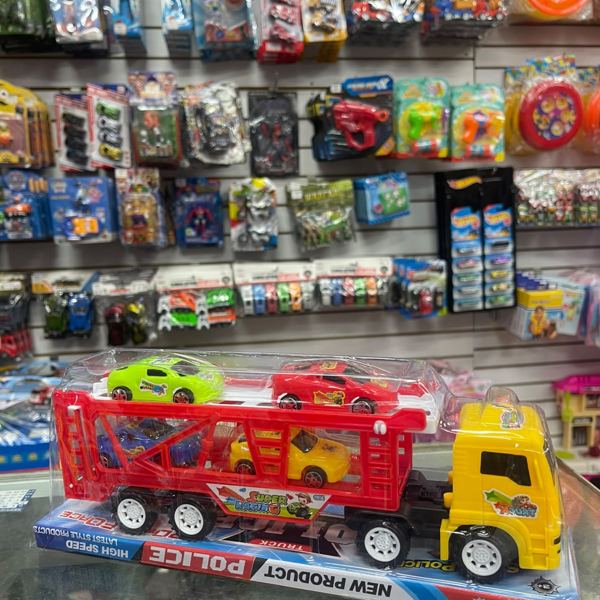 Camión niñera con carros de policía