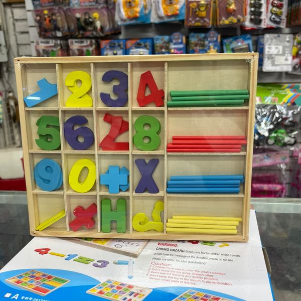 Tablero de madera de números y figuras