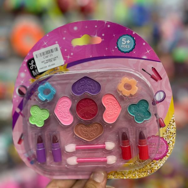 Set de maquillaje en estuche ovalado