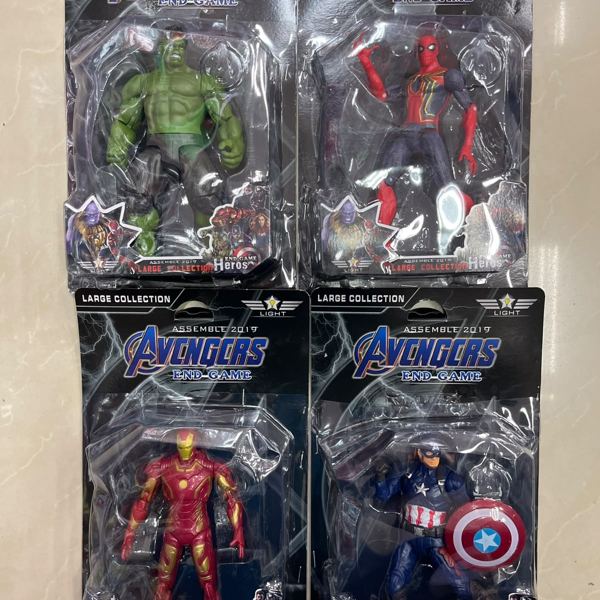 Figuras de superhéroes en blíster