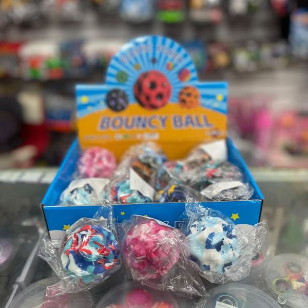 Pelotas saltarinas en exhibidor