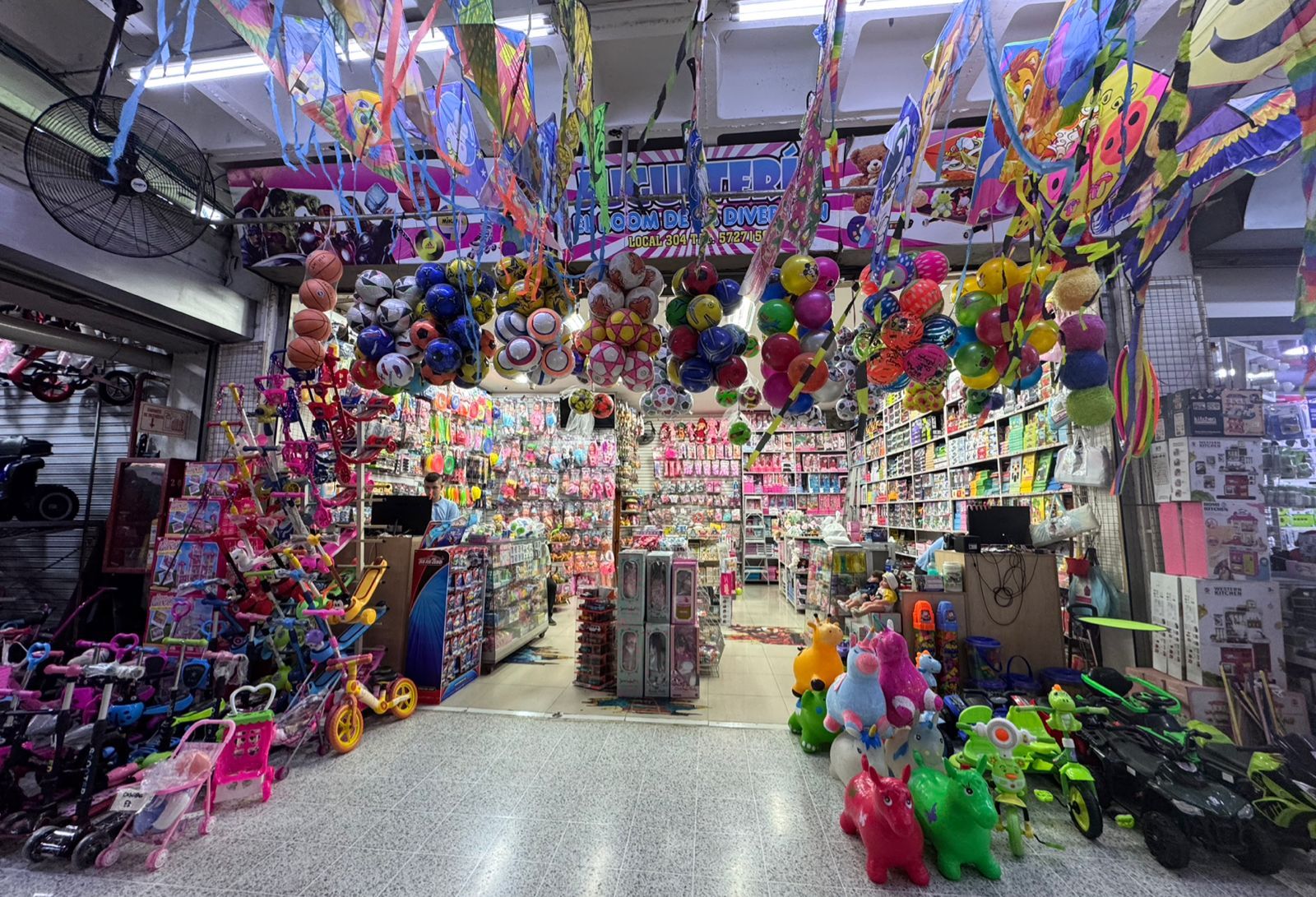 Fachada de la tienda El Boom de la Diversión en el CC Alejandría de Cúcuta, llena de balones, cometas y juguetes